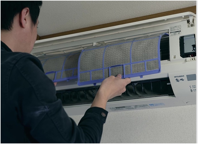 配線に気を付けながらエアコンを分解