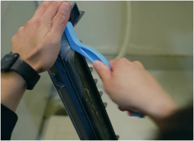 分解した各パーツを洗浄